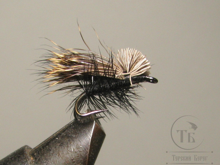 Муха на двойнике (ДВХ № 12)  Caddis ( Dееr Caddis  Natural / Black body ) двойник Кр. № 12