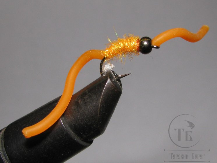 муха форелевая Sili Squirmy Wormy (4) Orange Black Head крючок scud  № 10 